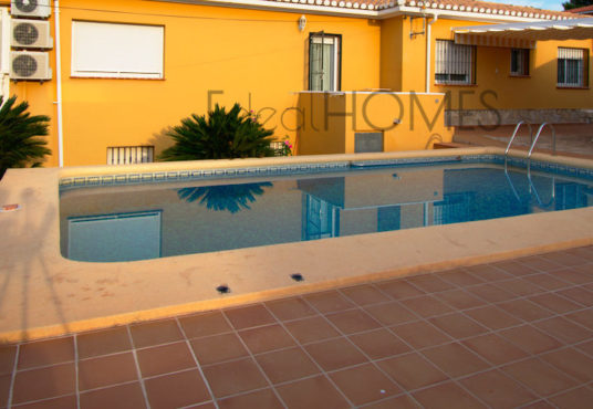 House for sale in Denia with independent apartment