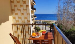 Apartamento en primera linea de playa en Denia terraza con desayuno