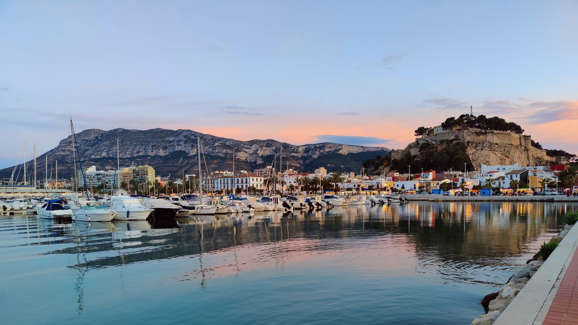 Puerto, castillo y Montgó al atardecer en Dénia