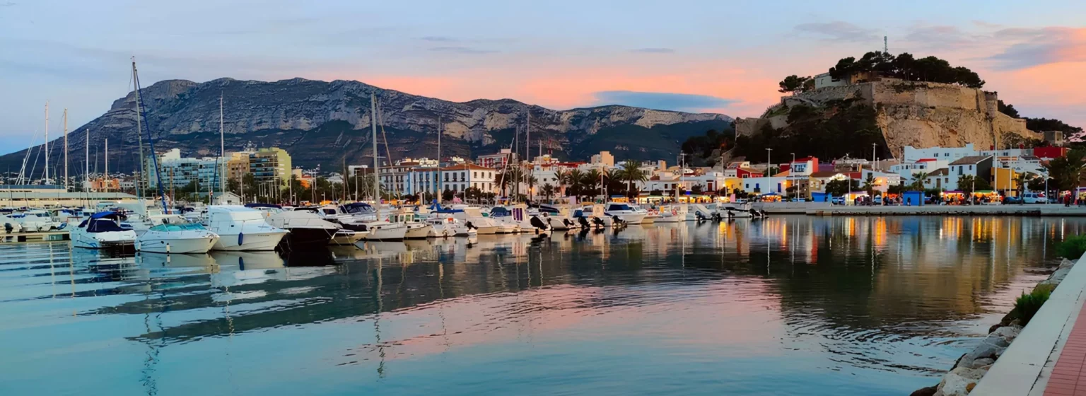 Centro y puerto de Dénia junto al Mediterráneo