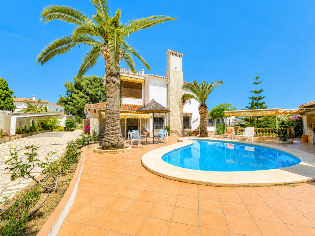 Villa mediterránea con zona exterior en el entorno del Montgó